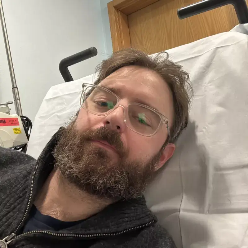 Pai, de 35 anos, relembra sinais de alerta que ignorou por "mais tempo do que percebeu" antes de ser diagnosticado com câncer "inoperável" Inicialmente, Dale ignorou seus sintomas.