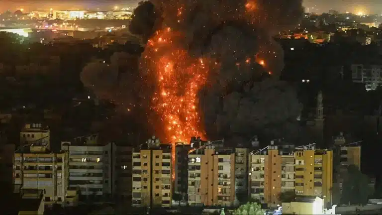 Irã ameaça atingir pontos turísticos ao redor do mundo e afirma que ainda está construindo mísseis após três semanas de guerra