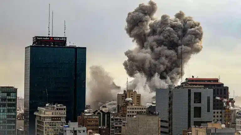 Irã pede desculpas poucas horas depois de Donald Trump alertar Teerã para "se render ou morrer"