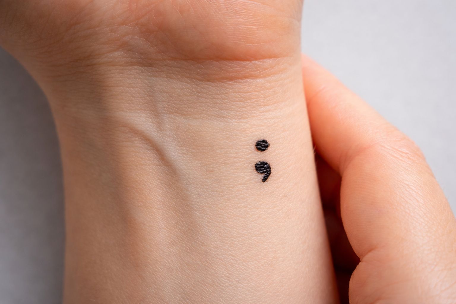 O que significa a tatuagem de ponto e virgula?