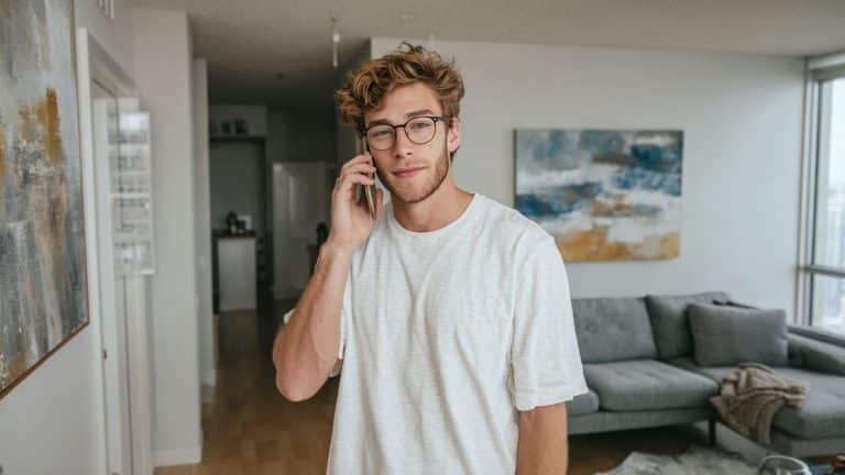 O que significa caminhar sem parar enquanto fala no telefone?