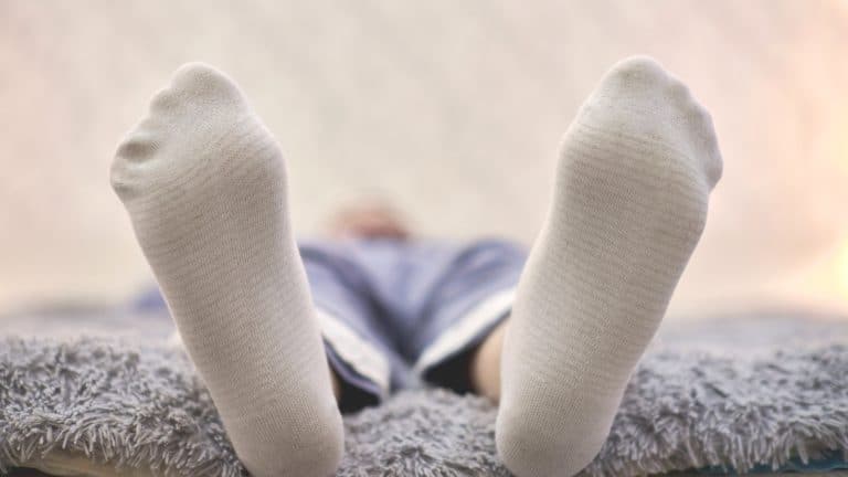 O que significa uma pessoa só conseguir dormir de meia?