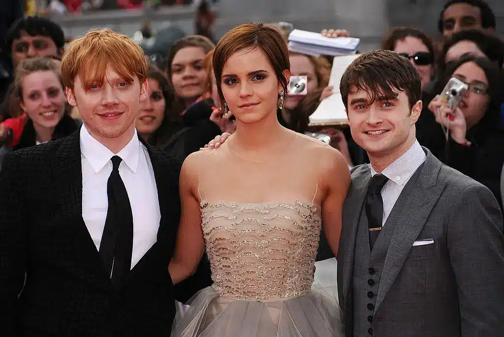 Salários dos atores da nova série de Harry Potter são revelados O trio original, Daniel Radcliffe, Emma Watson e Rupert Grint, faturou muito com sua participação na franquia.