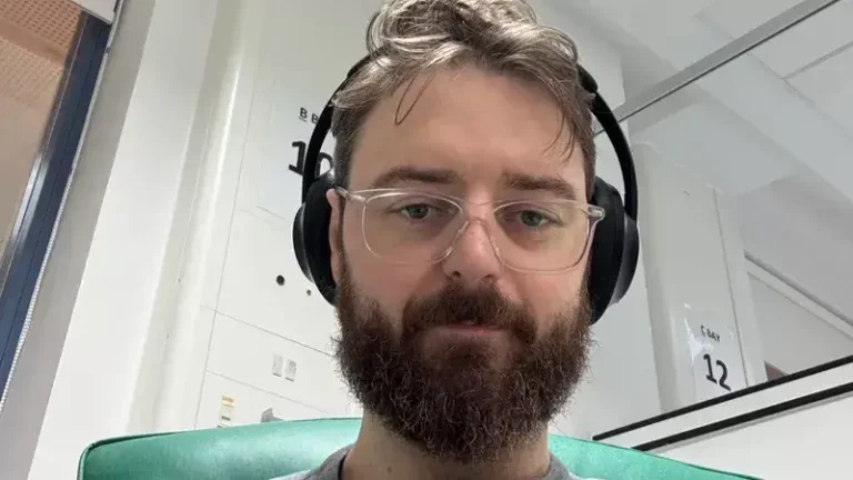 Pai, de 35 anos, relembra sinais de alerta que ignorou por "mais tempo do que percebeu" antes de ser diagnosticado com câncer "inoperável"