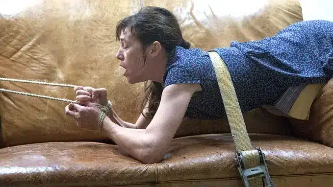 Pessoas recebem alerta sobre assistir a filme gráfico com cenas de sexo "severas" e não simuladas