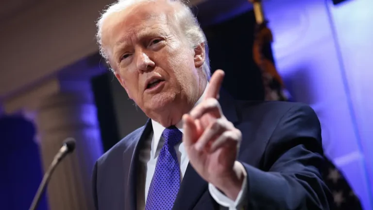 Trump ameaça atingir o Irã com uma "força nunca antes vista" se ele retaliar pelos ataques que mataram o líder supremo do país