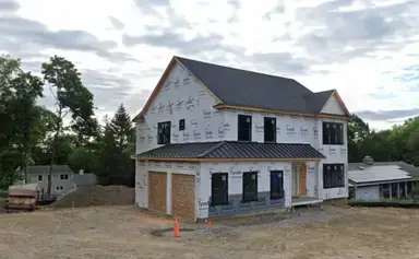 Homem compra terreno e retorna anos depois para descobrir que alguém construiu uma casa de R$ 8,5 milhões nele A propriedade estava sendo construída no terreno onde o Dr. Daniel Kenigsberg passou a infância (Google Maps).