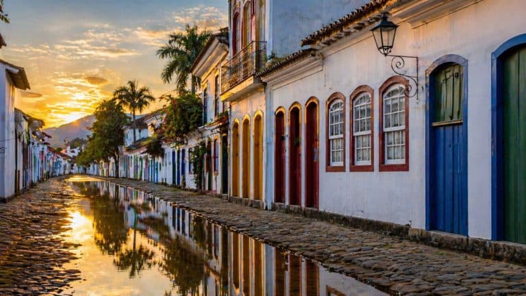 A vila brasileira com 65 ilhas, casarões coloniais e ruas que o mar invade há séculos entrou para a lista da Forbes
