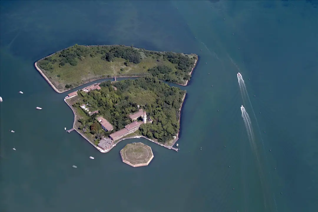 Homem passou a noite na “ilha mais assustadora do mundo”, com 160 mil corpos, onde a entrada é proibida