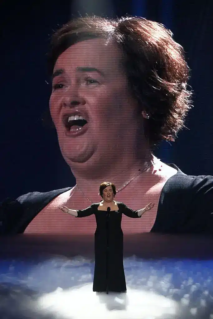 Susan Boyle parece estar rejuvenescendo 17 anos após sua estreia no show de talentos que mudou sua vida Boyle no programa America's Got Talent em 2009 (Trae Patton/NBCU Photo Bank)