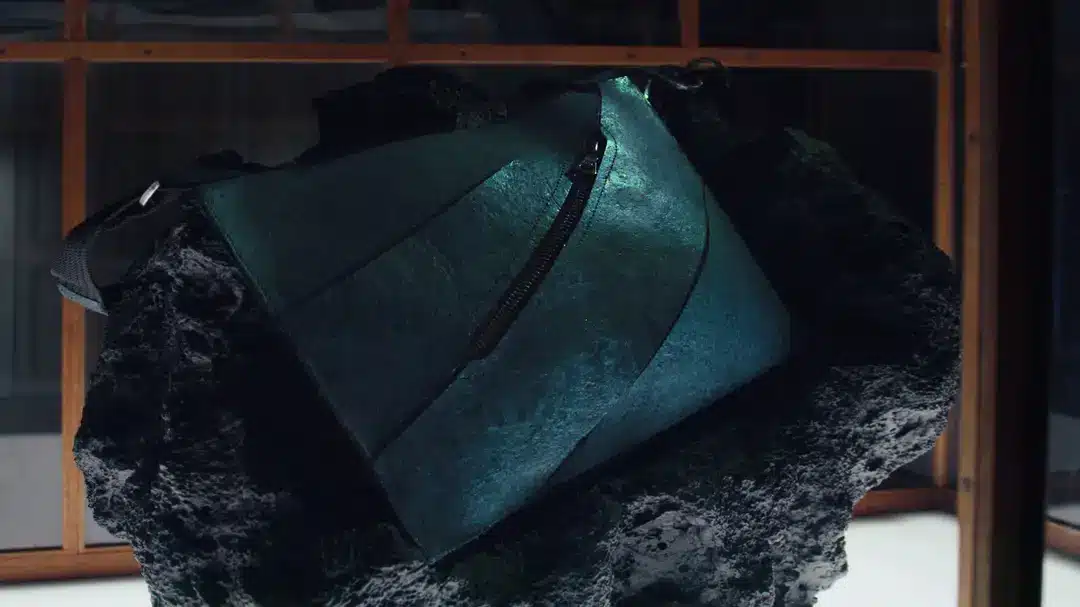 Cientistas criaram a primeira bolsa de couro de T-Rex da história, com um preço extremamente alto