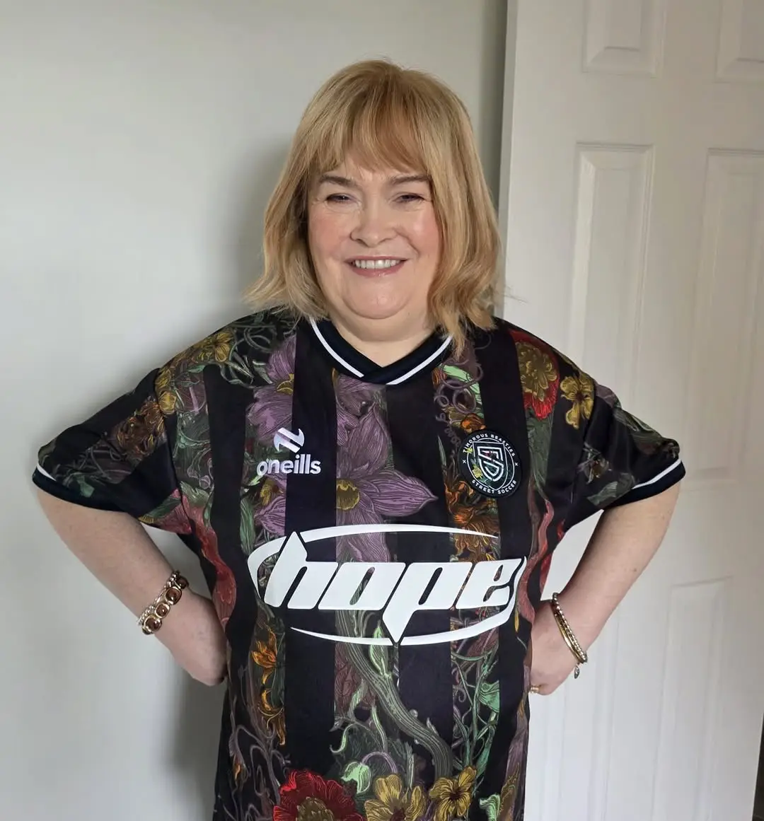 Susan Boyle parece estar rejuvenescendo 17 anos após sua estreia no show de talentos que mudou sua vida Fãs disseram que Boyle estava rejuvenescendo (Instagram/@susanboylemusic)