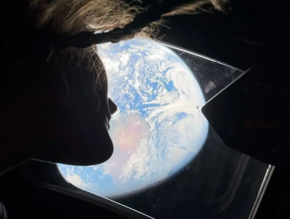 Foto tirada com um iPhone, mas se você quiser tirar essa foto, vai precisar de um programa espacial funcional (NASA).