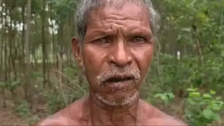 Homem desenterrou o corpo da irmã e o levou ao banco para provar que ela havia morrido
