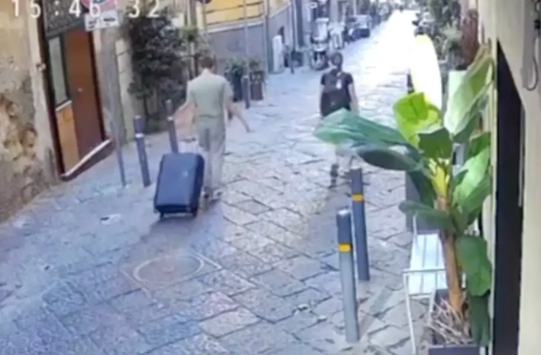 Imagens perturbadoras de câmeras de segurança mostraram o turista caminhando alegremente pela rua quando um objeto pareceu cair do céu.
