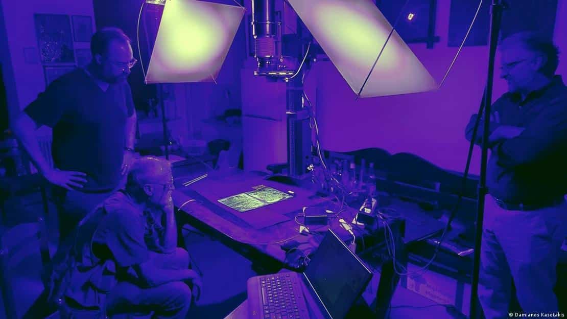 Investigadores aplicam imagens multiespectrais para recuperar traços "fantasmas" de tinta em páginas adiantes do manuscrito.