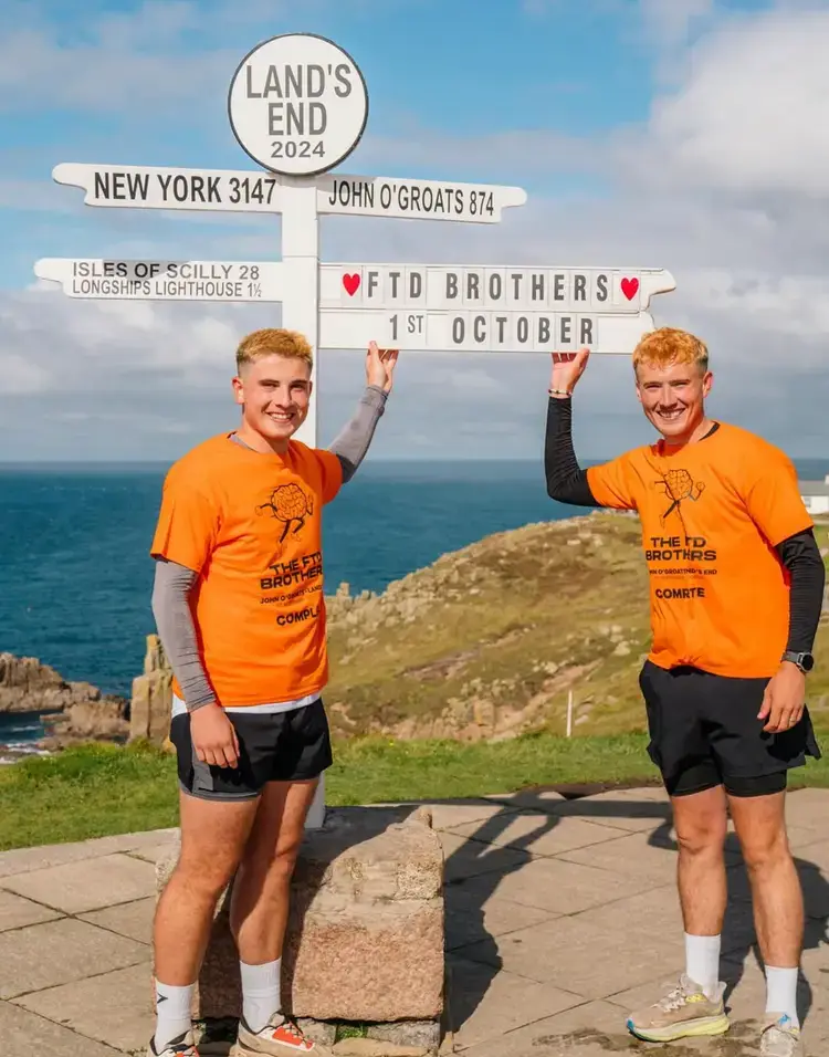 Jordan e Cian correram por todo o Reino Unido para arrecadar dinheiro, e agora o desafio é correr 33 maratonas em 33 dias (Instagram/thefdtbrothers).