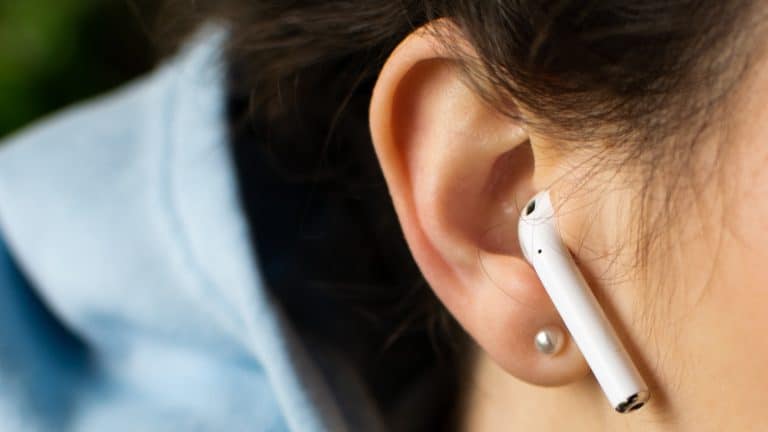 Neurocirurgião faz alerta sobre fones de ouvido sem fio com grande risco que a maioria das pessoas não percebe