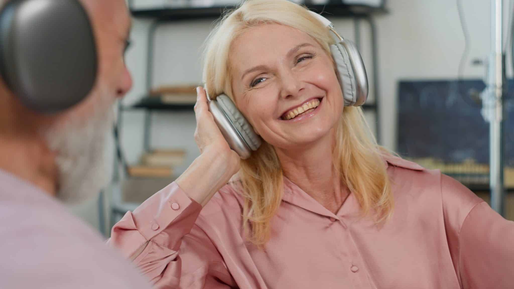 Neurocirurgião faz alerta sobre fones de ouvido sem fio com grande risco que a maioria das pessoas não percebe