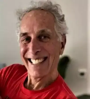 Homem compra terreno e retorna anos depois para descobrir que alguém construiu uma casa de R$ 8,5 milhões nele O Dr. Daniel Kenigsberg não conseguia acreditar (Dr. Daniel Kenigsberg)