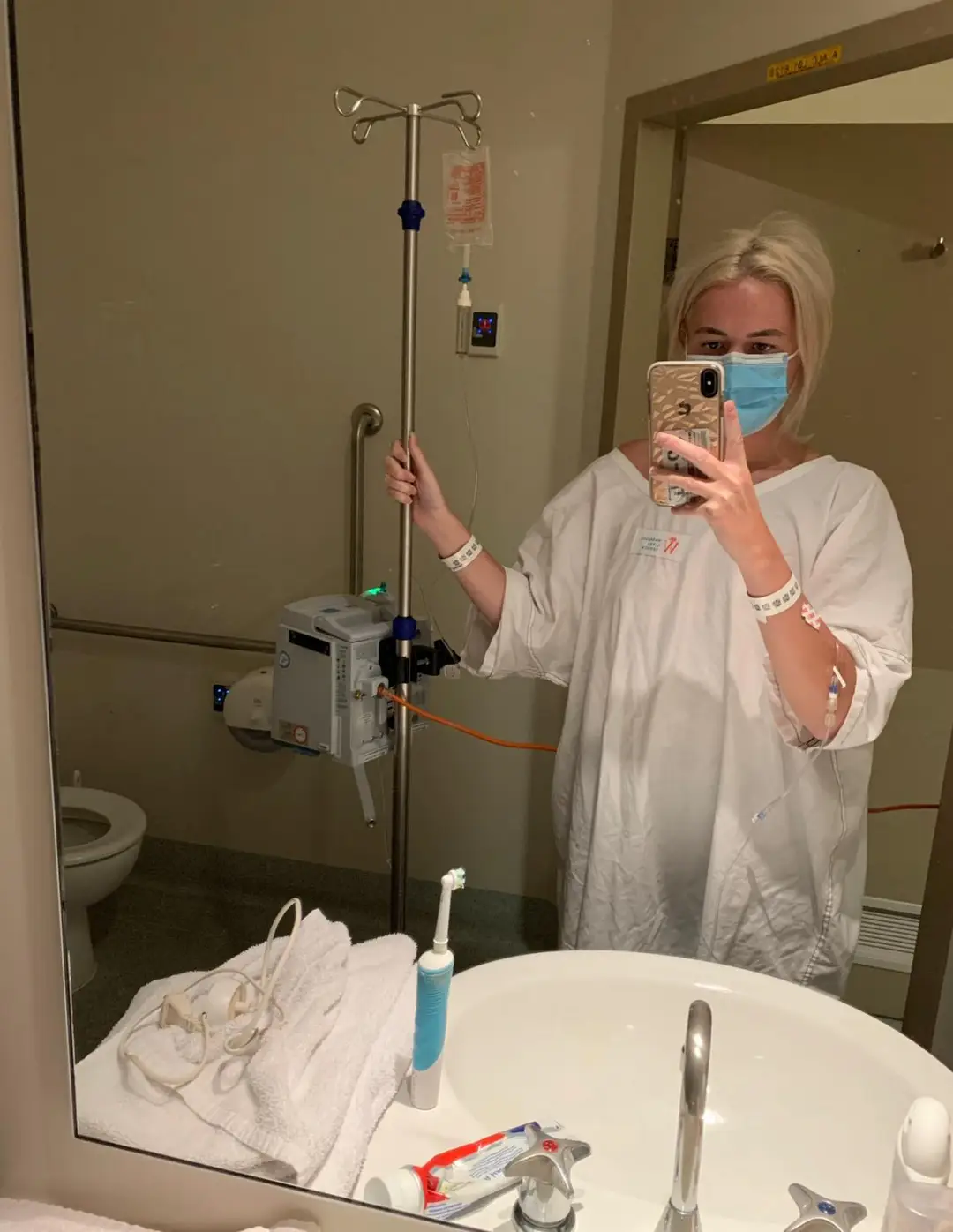 Mulher que enfrentou câncer de intestino duas vezes antes dos 30 anos compartilha sintomas que jovens não devem ignorar A mulher de 32 anos recebeu o diagnóstico enquanto morava na Austrália (PA Real Life).