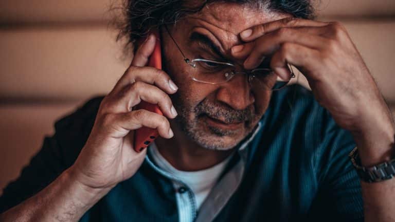 O motivo pelo qual você nunca deve responder se alguém perguntar “você está me ouvindo?” ao telefone