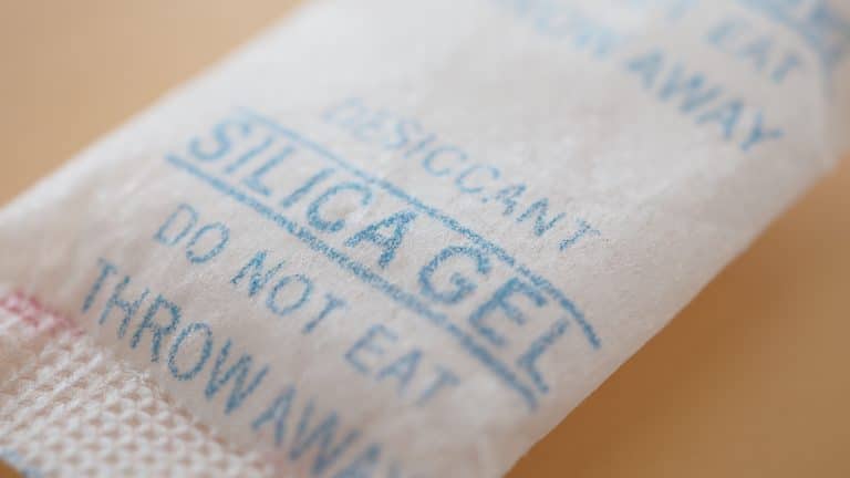 O que realmente aconteceria se você comesse um sachê de sílica gel marcado como “não comer”