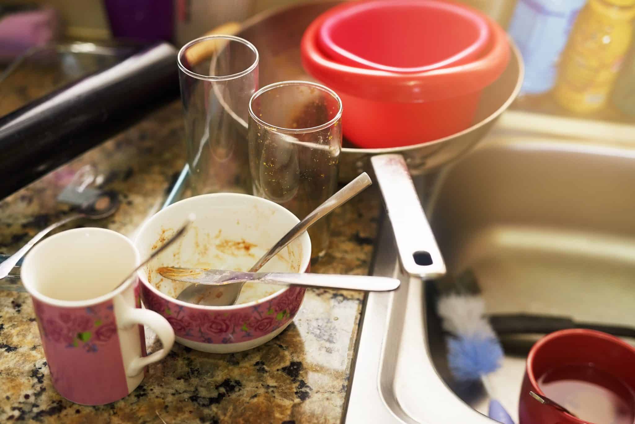 O que significa deixar a louça suja depois de cozinhar, segundo a psicologia?