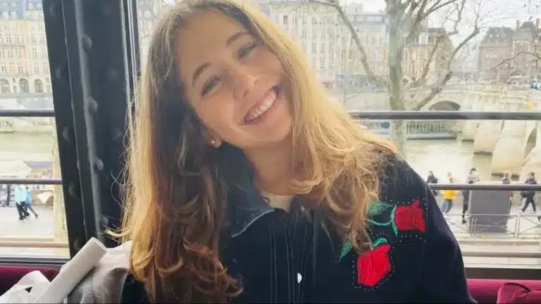 Pais de um menino de 13 anos que supostamente matou um turista com uma estátua agora enfrentam acusações