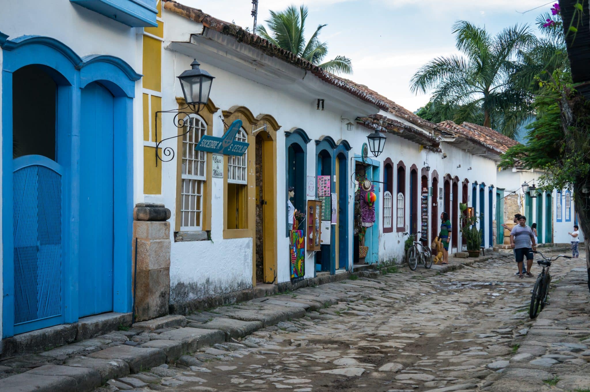 A vila brasileira com 65 ilhas, casarões coloniais e ruas que o mar invade há séculos entrou para a lista da Forbes Paraty