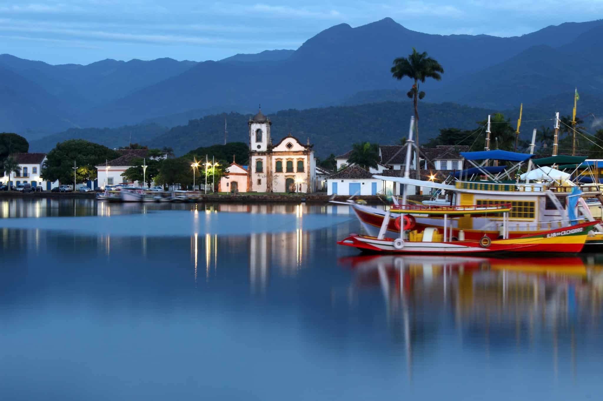 A vila brasileira com 65 ilhas, casarões coloniais e ruas que o mar invade há séculos entrou para a lista da Forbes Paraty