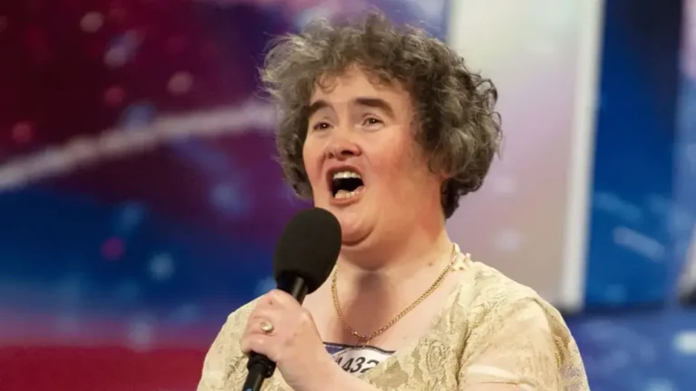 Susan Boyle parece estar rejuvenescendo 17 anos após sua estreia no show de talentos que mudou sua vida