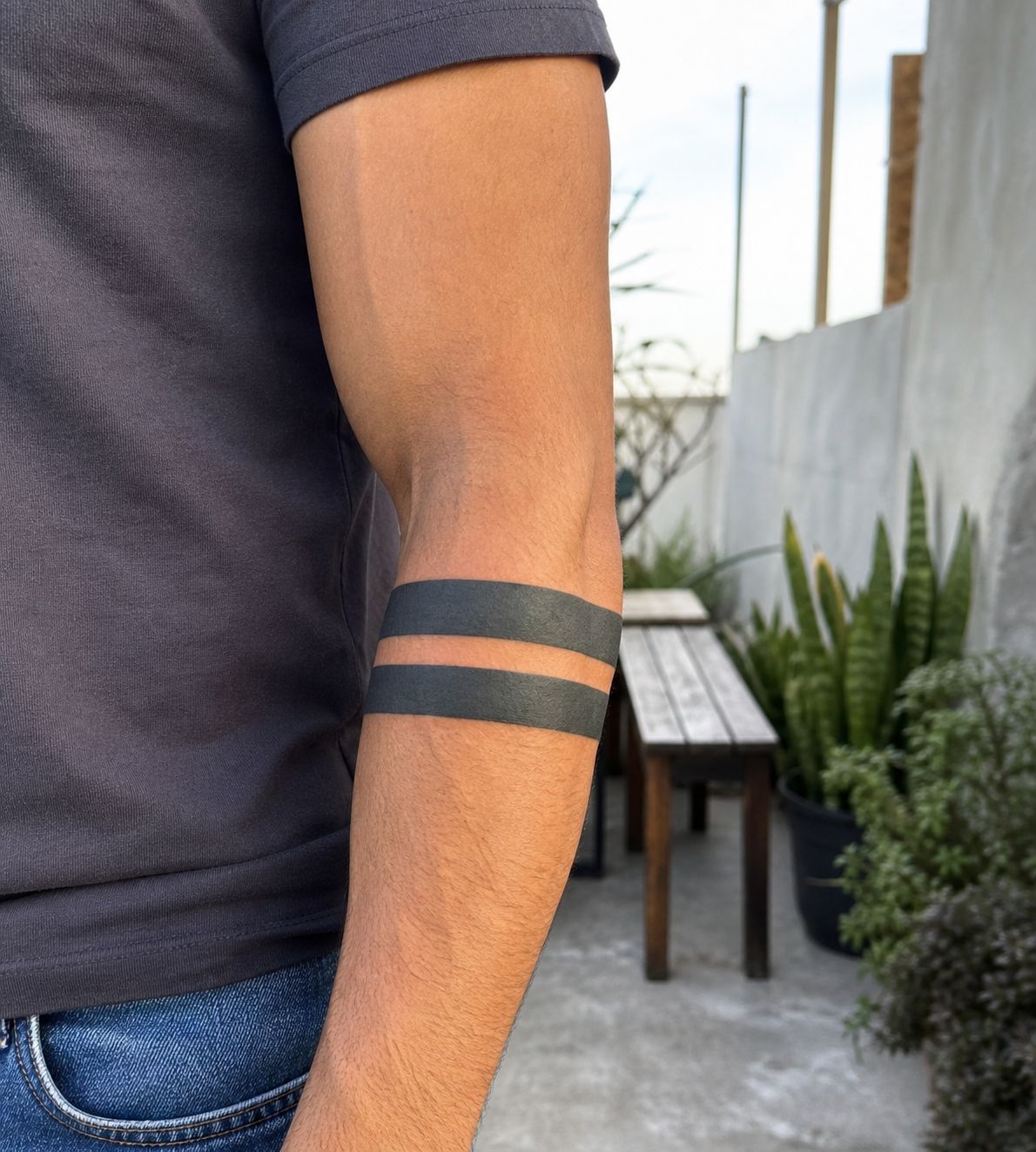 As pessoas estão descobrindo agora o significado +18 por trás da tatuagem de “faixa preta”