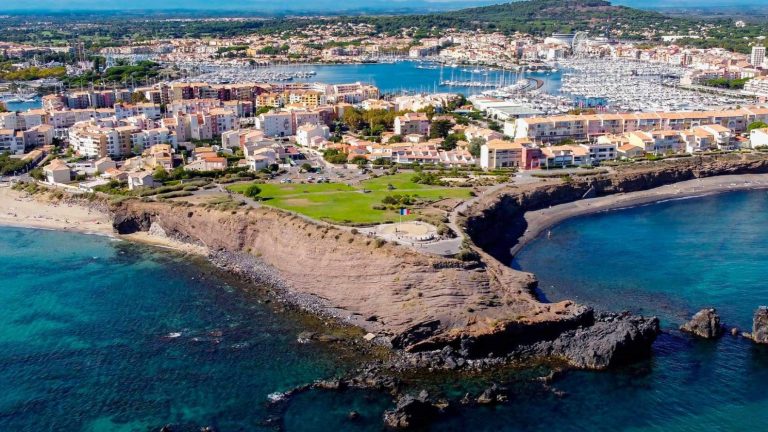 A "cidade nua", onde visitantes passam o dia inteiro sem roupa, foi tomada por swingers