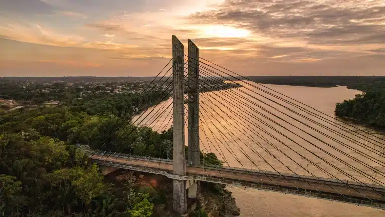 A cidade brasileira que é a única que faz fronteira terrestre direta com a França
