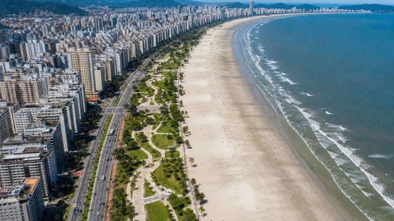 A cidade fundada em 1546 que abriga o maior jardim de praia do mundo e está entre os 10 melhores índices de vida do Brasil