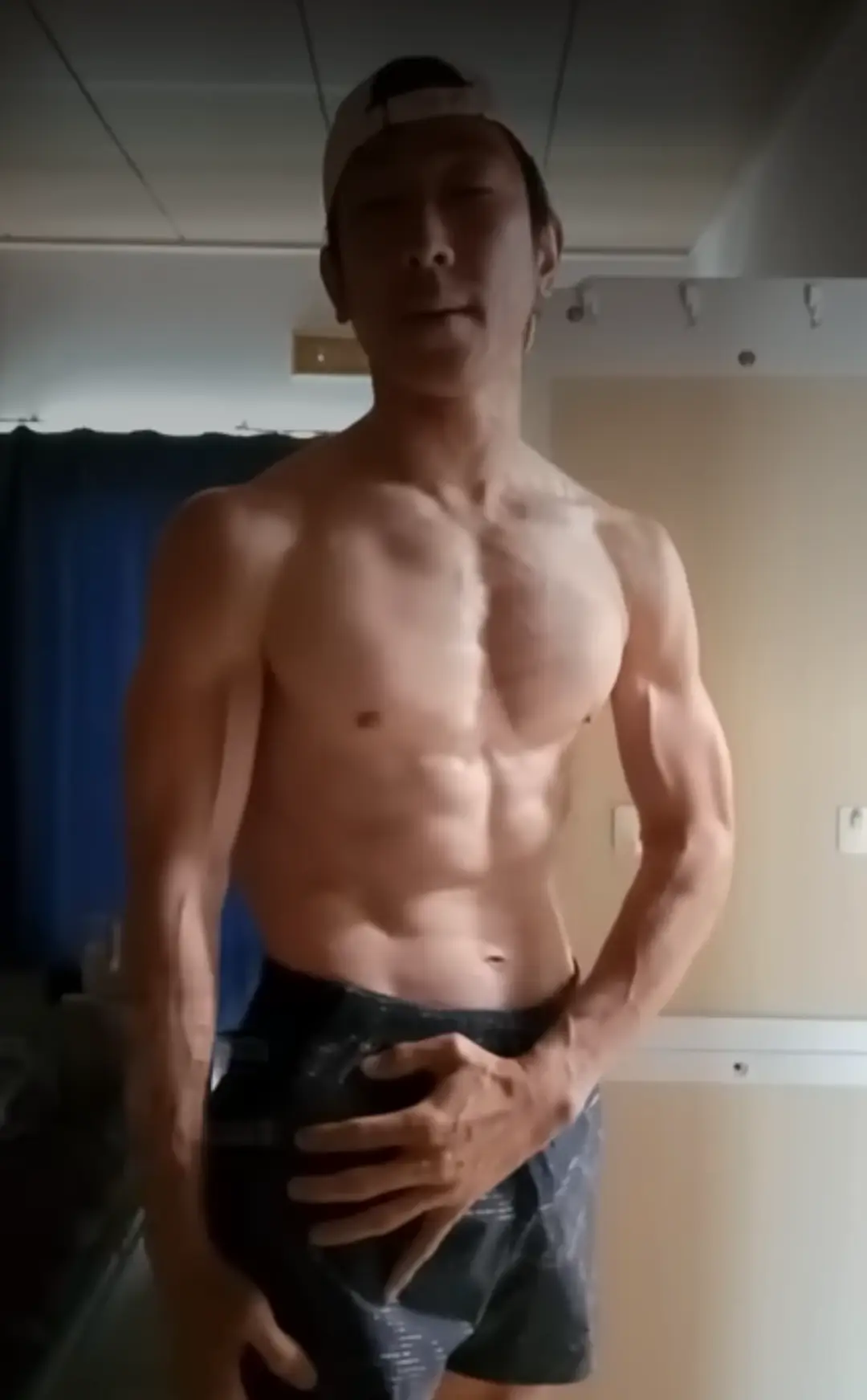 Homem que correu mais de 16 mil quilômetros e completou 109.600 flexões, abdominais e agachamentos mostra transformação impressionante