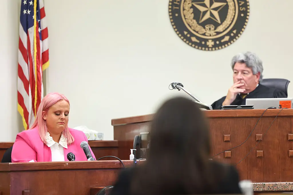 A mãe de Athena, Maitlyn Gandy, pintou o cabelo de rosa para o julgamento, a cor favorita da filha.