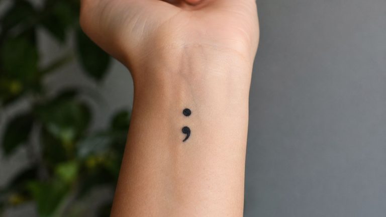 A mensagem secreta por trás da tatuagem de ponto e vírgula que a maioria das pessoas não conhece