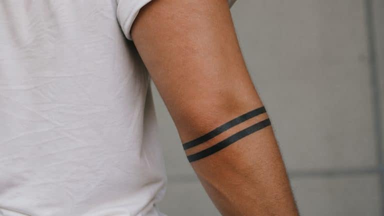 As pessoas estão descobrindo agora o significado +18 por trás da tatuagem de "faixa preta"