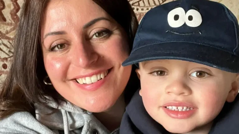 Criança pequena teve o olho removido após a mãe notar um "brilho" enquanto ela assistia TV