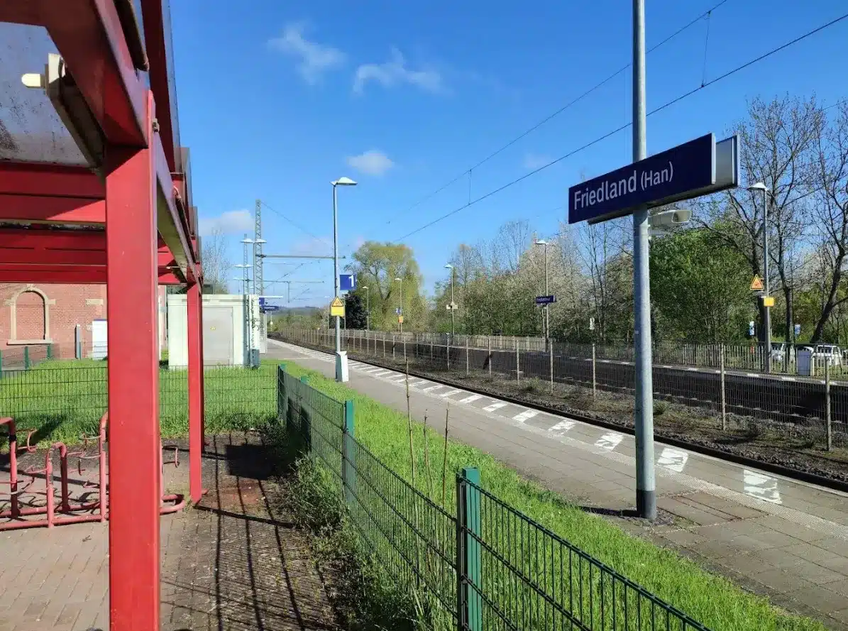 Imigrante ilegal que empurrou adolescente de 16 anos para a morte sob um trem diante do avô evita prisão Ela foi empurrada para a frente de um trem de carga na estação de Friedland.