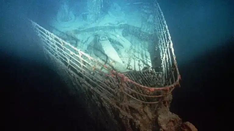 Imagens dos destroços do Titanic revelaram garrafas que continuam fechadas no fundo do oceano