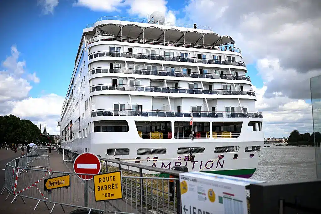 Mais de 1.700 pessoas ficam presas em um segundo navio de cruzeiro enfrentando um surto de vírus Mais de 1.700 pessoas estão a bordo do navio de cruzeiro britânico.