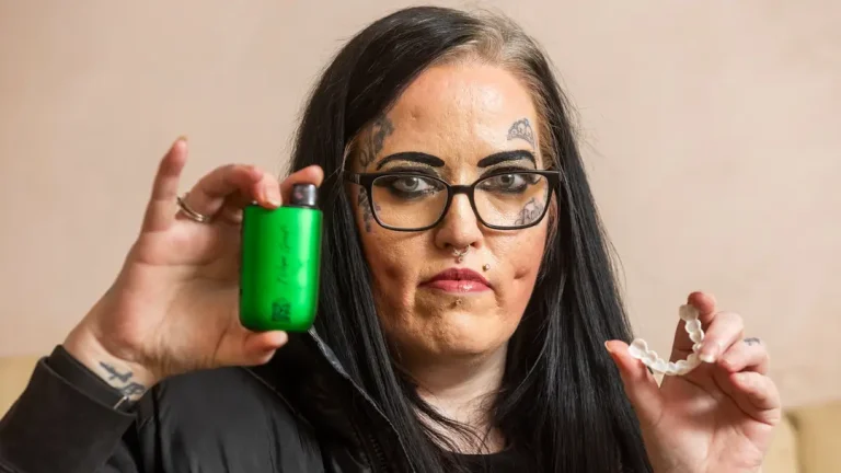 Mulher faz alerta após o vape deixá-la com "dentes pretos"