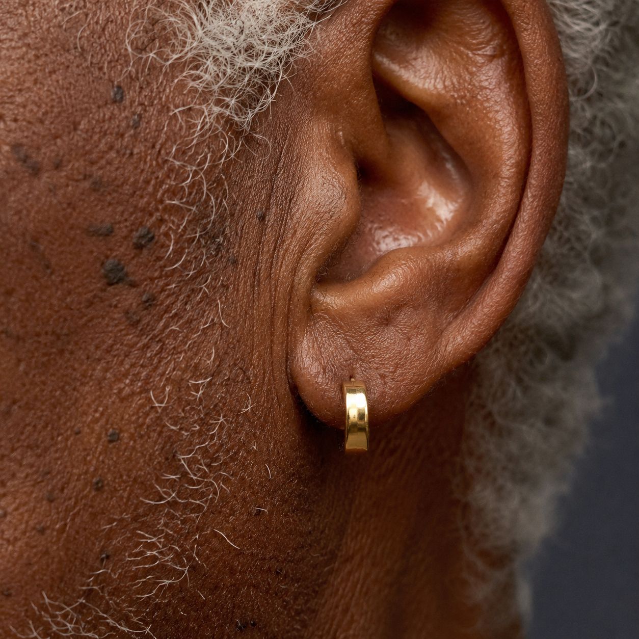 O motivo sombrio por trás do brinco de ouro que Morgan Freeman usa há décadas