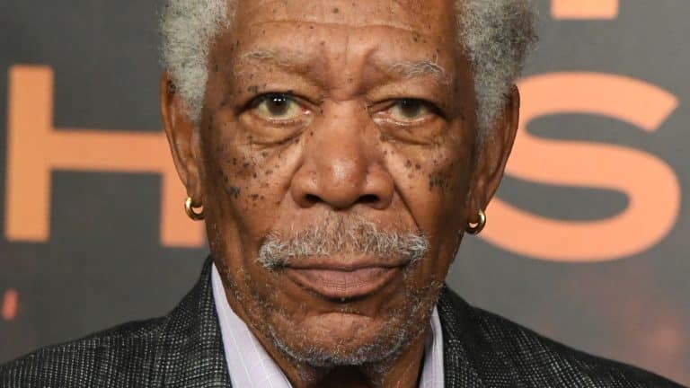 O motivo sombrio por trás do brinco de ouro que Morgan Freeman usa há décadas