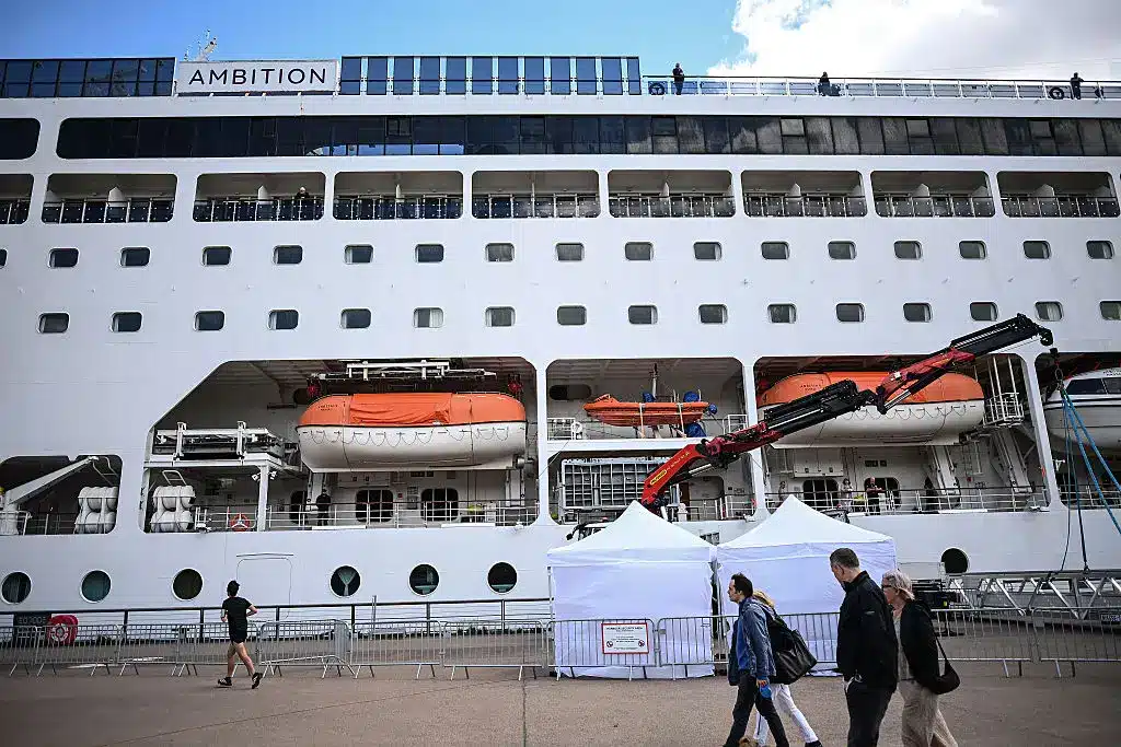 Mais de 1.700 pessoas ficam presas em um segundo navio de cruzeiro enfrentando um surto de vírus O navio Ambition encontra-se atualmente atracado no porto de Bordéus.