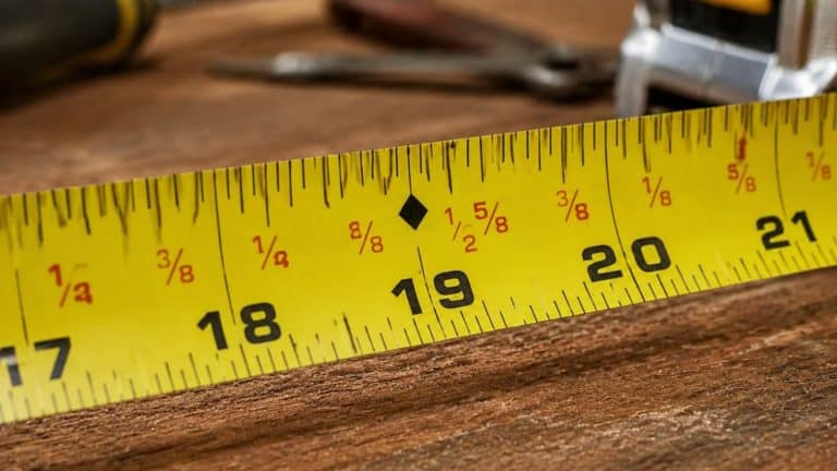 O que significam os losangos pretos na fita métrica?