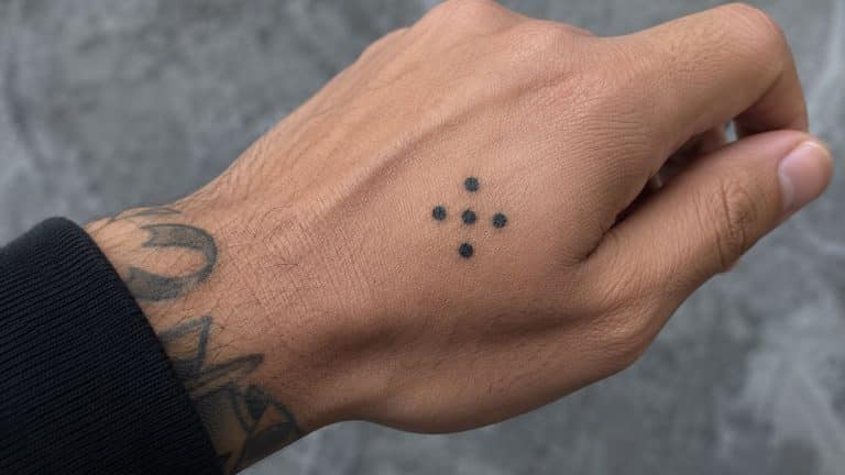 O significado sombrio por trás da tatuagem de cinco pontos, caso você veja uma na mão de alguém